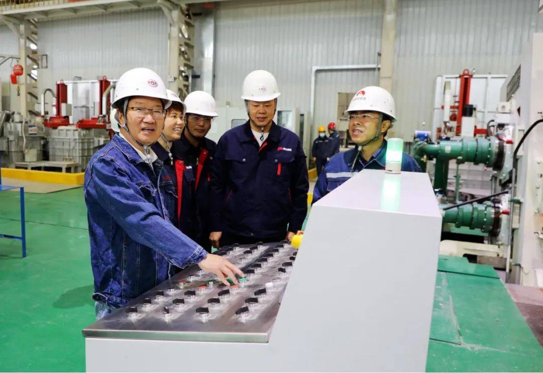 石河子新仁电池铝箔项目首台铸轧机带料试车圆满成功