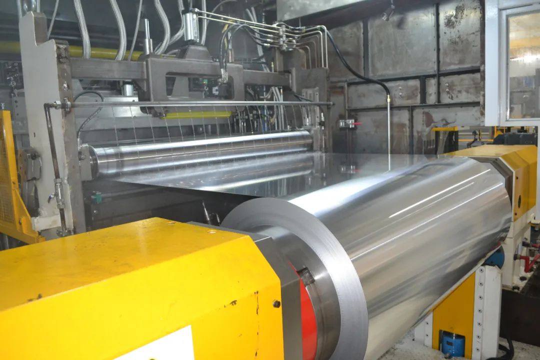 天山铝业20万吨电池铝箔新建项目首批箔轧机顺利投产