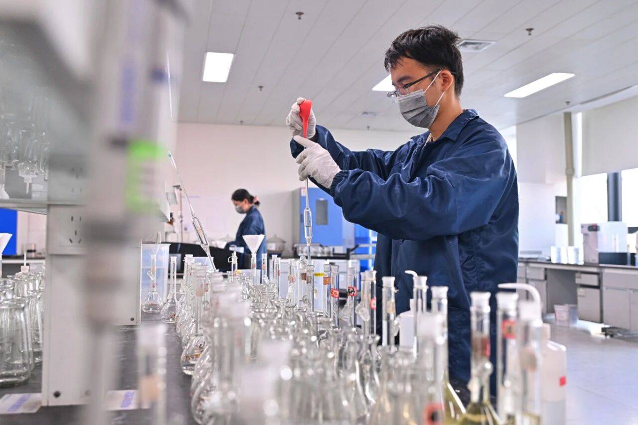 g郭娇协鑫锂电的检测人员正在进行产品的检测工作。潘帅 摄.jpg